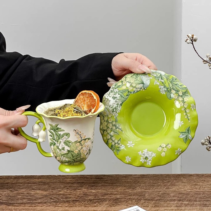 Lily of the valley blooming af - Coffee Tea Set Up recension och pris